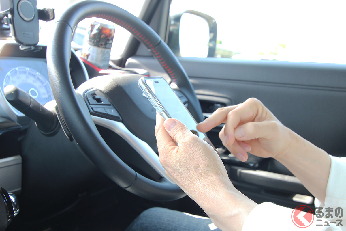 「少しなら…」赤信号ならスマホ触るのは問題ない?(画像はイメージ)