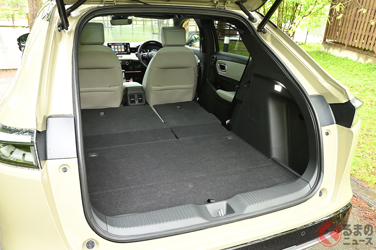 「ヴェゼル」はセンタータンクレイアウトのメリットを生かしほぼフラットに続く床面が特徴で、ミニマムな空間ながら車中泊することも可能です