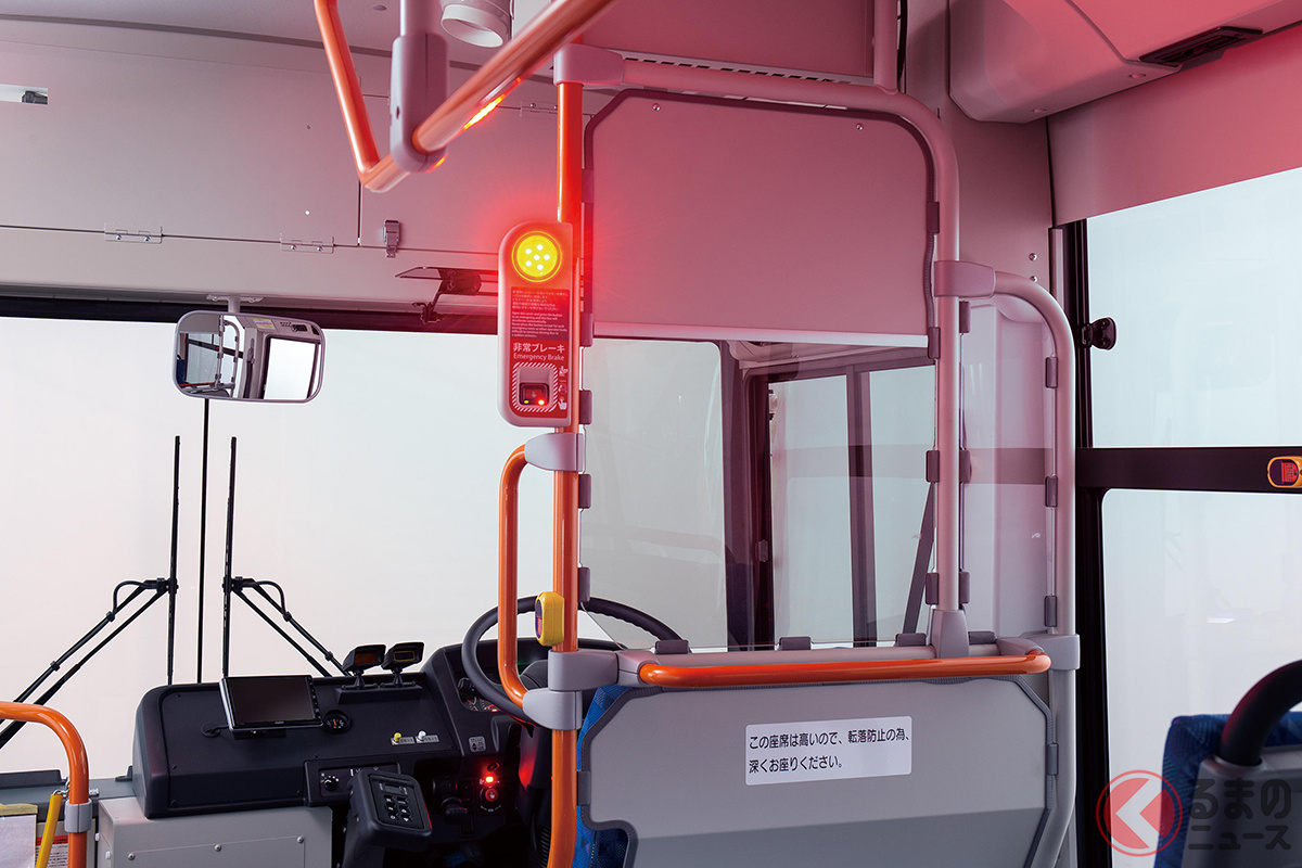 日野自動車が実用化させたドライバー異常時対応システム「EDSS」[写真は路線バスの乗客が使用できる非常ブレーキスイッチを作動した際の「赤色フラッシャー」点灯イメージ]