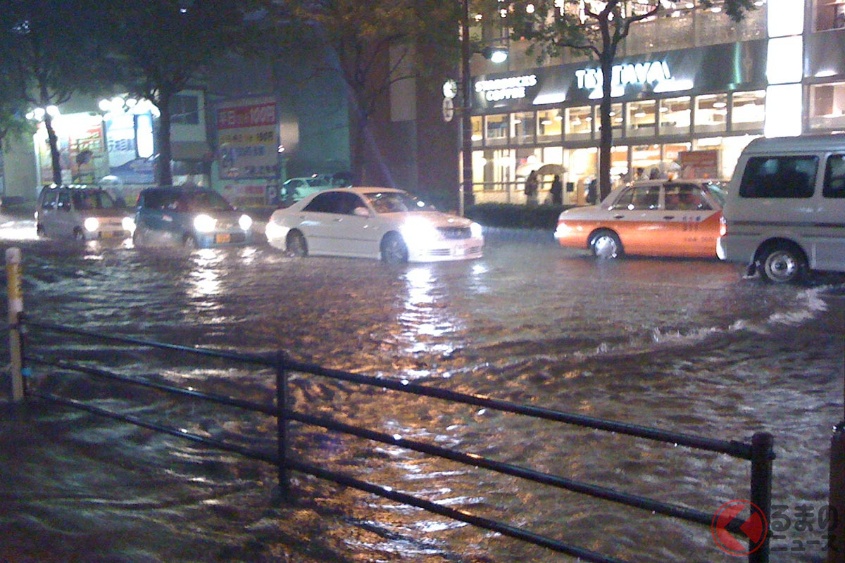 冠水路を走るクルマ