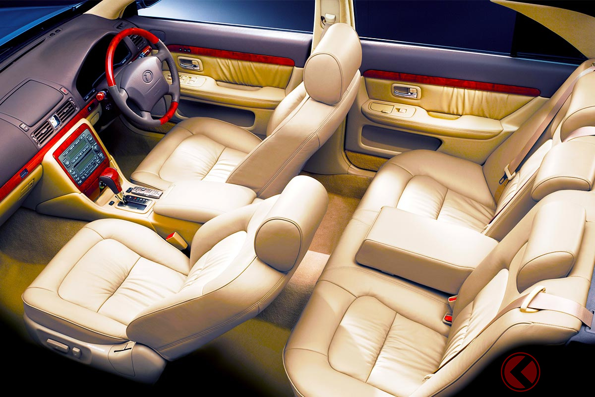 内装もスゴい! トヨタがつくった「小さな高級車」とは