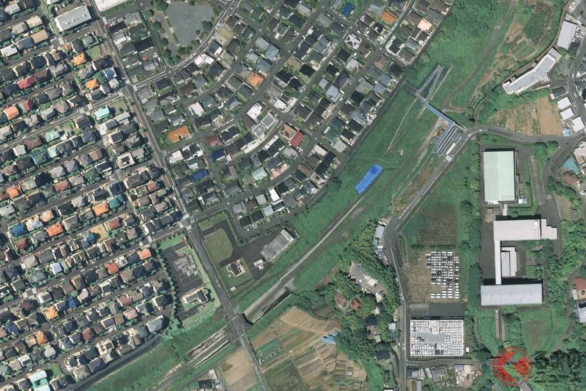 横浜藤沢線の計画ルートは、すでに立体交差の陸橋ができている箇所がある（画像：国土地理院）