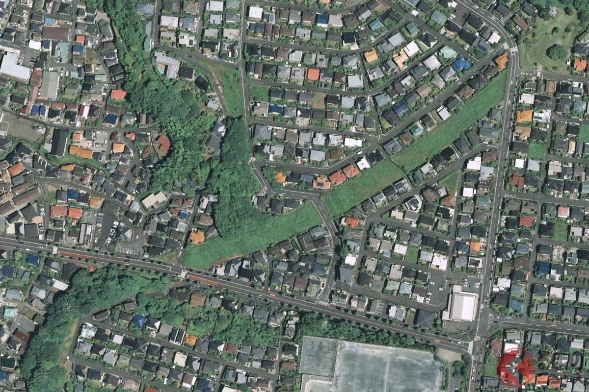 藤沢市では横浜藤沢線の道路用地が一部で確保されているが、トンネル構造で検討されている(画像:国土地理院)