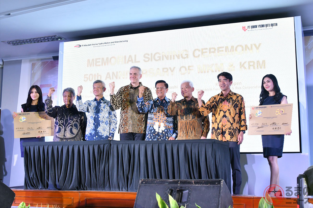 MKM社の斎藤貴宏社長(左から3人目)、 KRM社のランベルタス・フタウルク社長(左から5人目)