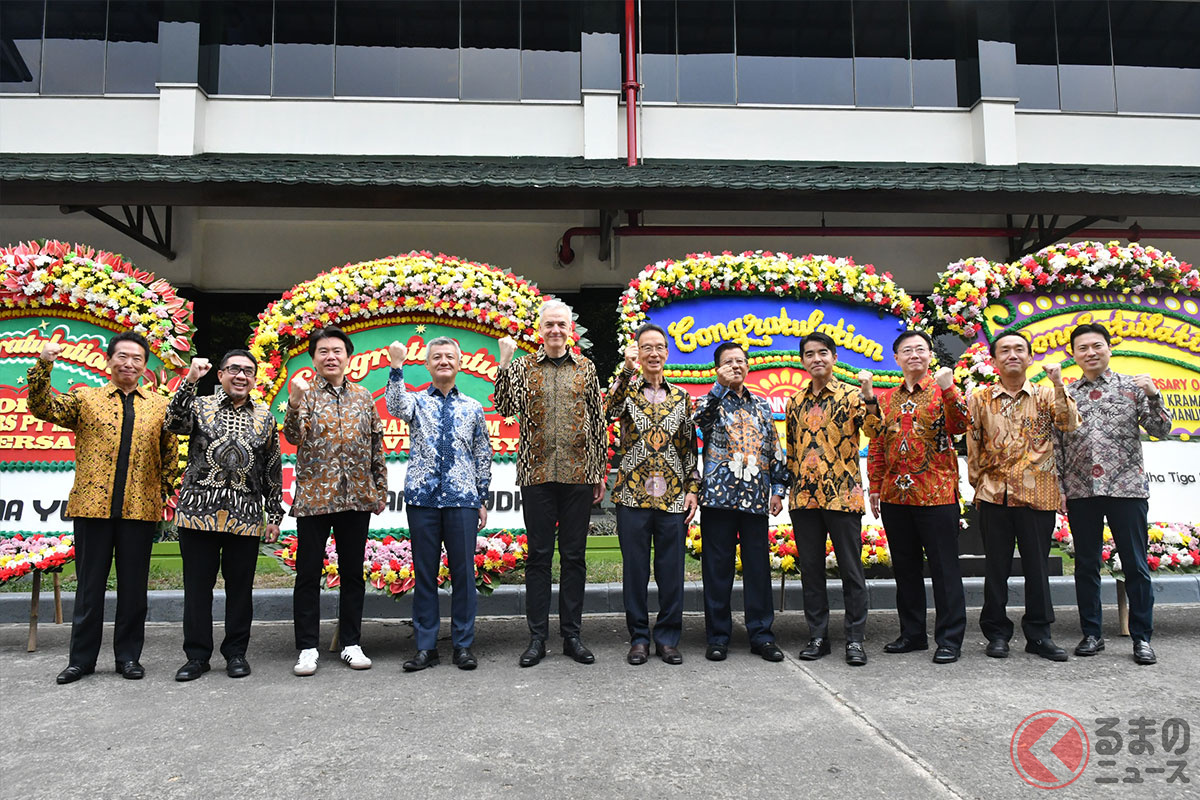 2社の設立50周年を祝い記念写真に収まる両社幹部ら