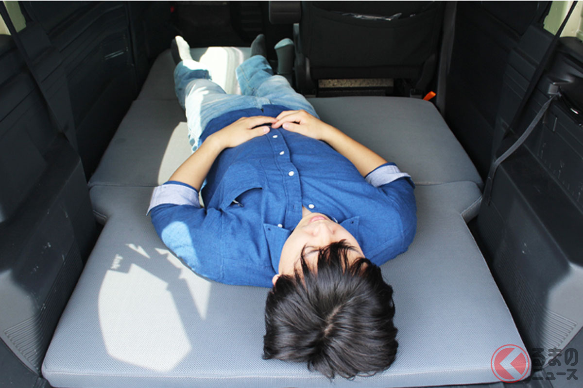 柔らかいマットで足を伸ばしてぐっすり寝られる「専用車中泊マット」