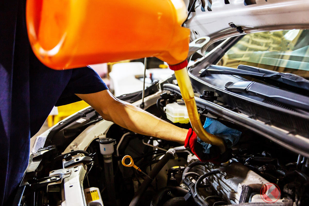 クルマのメンテナンス、自分でどこまでできる?(画像はオイル交換のイメージ)