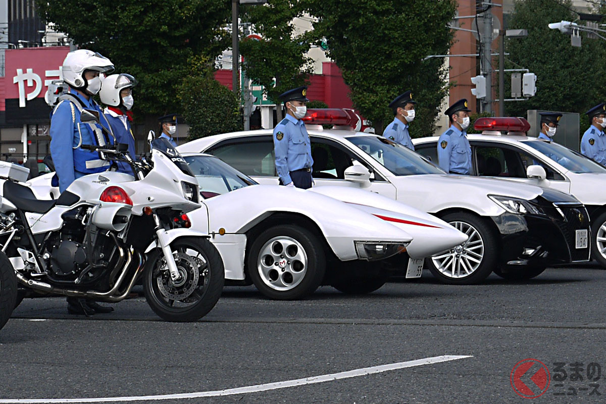 群馬県警のパトカーと並ぶ福田氏の愛車「マッハ号」(写真:福田博之氏)