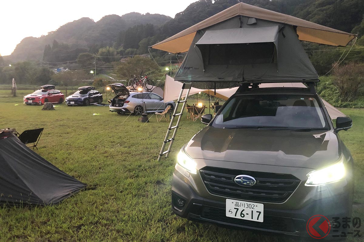 車上泊のテントを備えるスバル「レガシィ アウトバック」