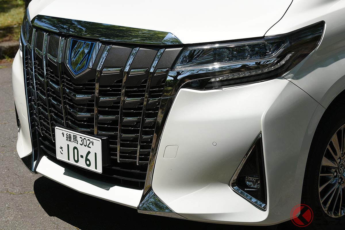 修理費が高そうなアルファードのフロントバンパー