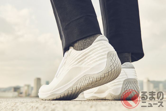 ミズノの新世代ドライビングシューズ「BARECLUTCH」