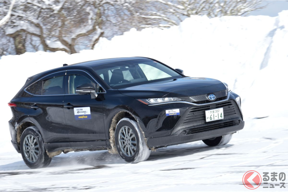 新製品グッドイヤー「ベクター4シーズンズ GEN3 SUV」を装着したトヨタ「ハリアー」で圧雪路を走行