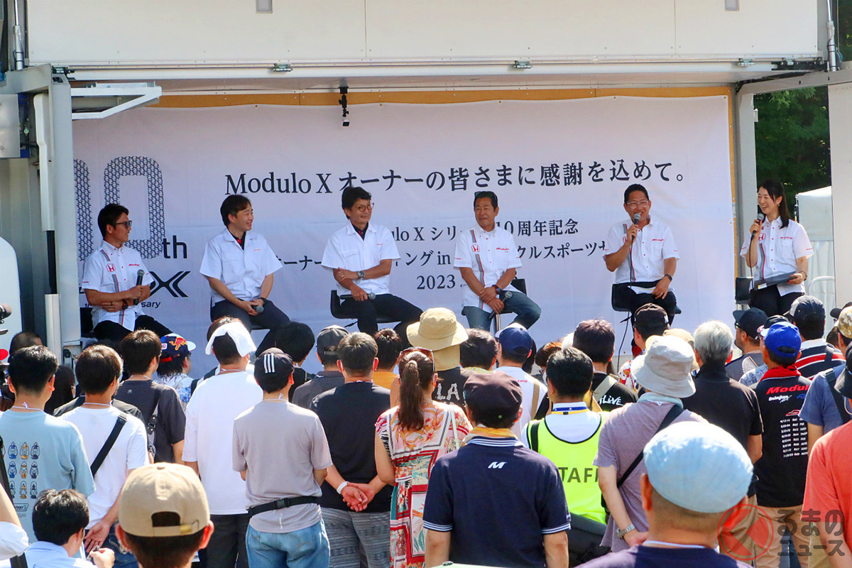 Modulo Xの開発アドバイザーである“ドリキン”ことレーシングドライバーの土屋圭市さんも登場(右から3番目)