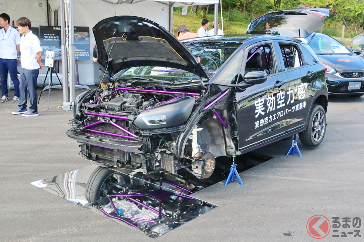 たくさんのパイプでジャングルジム化しているホンダ フィット(「実効空力エアロパーツ実験車」)