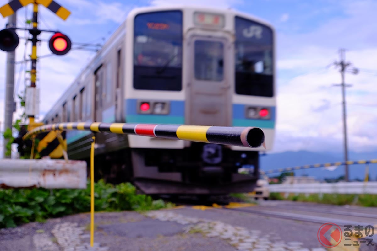 踏切の遮断棒は折っちゃダメ!