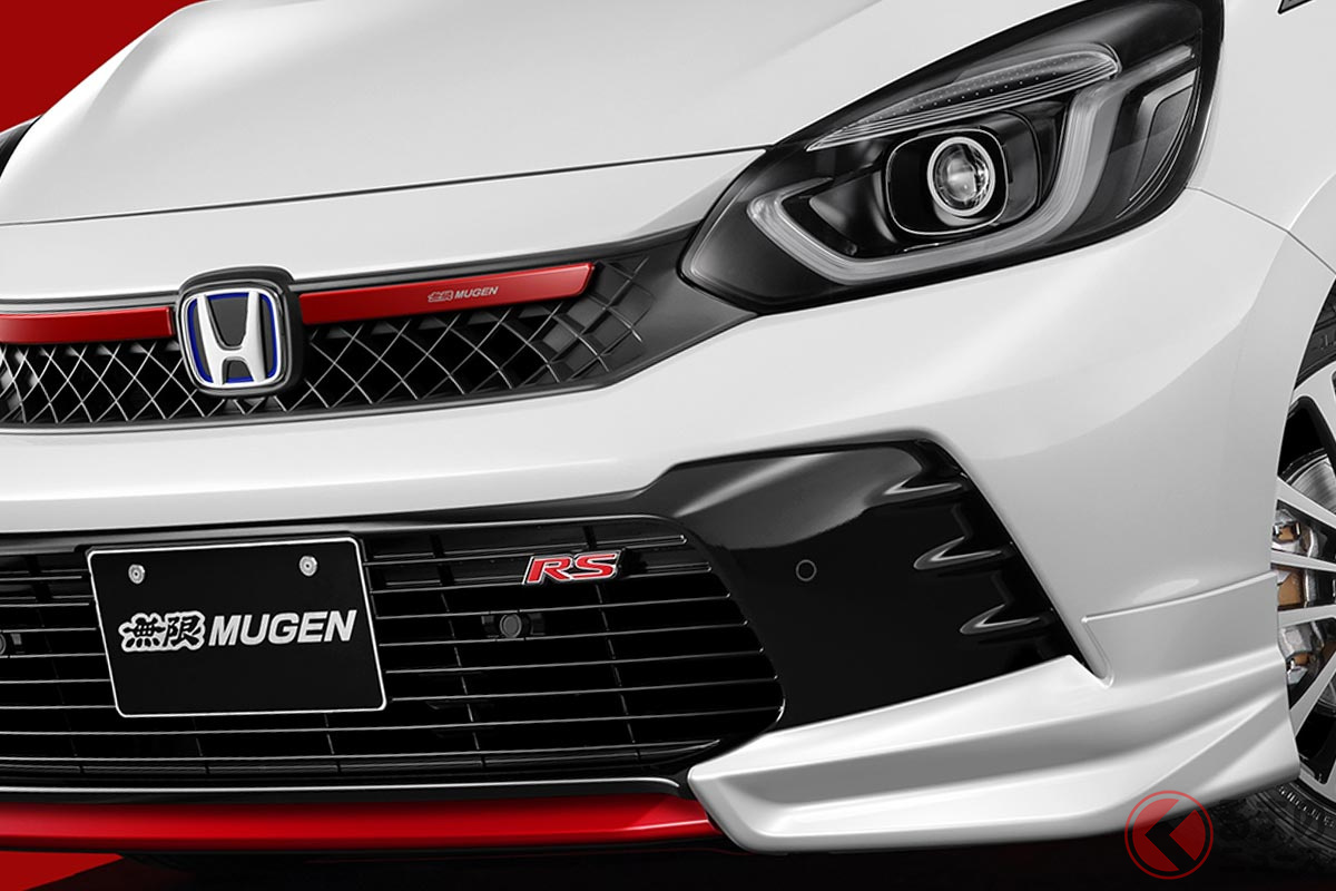 赤アクセントが鮮烈な無限カスタムのホンダ「フィット」