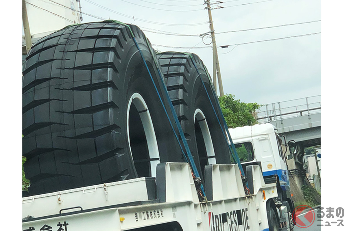 大型トレーラーが運ぶ「デカすぎるタイヤ」 画像提供:きゅいまる(@kyuimaru)さん
