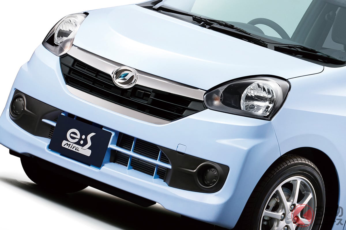 ハイブリッドではない「第3のエコカー」のキャッチコピーとともに2011年9月に登場したダイハツの軽自動車「ミライース」(初代)