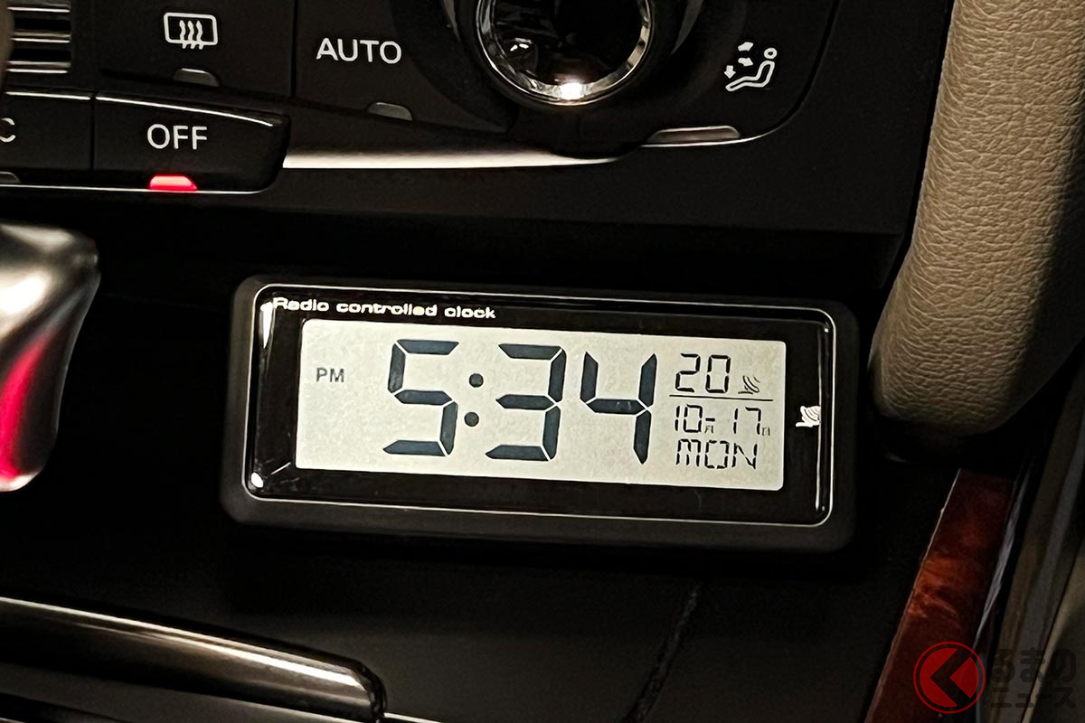 後付けの社外品の車内時計が人気