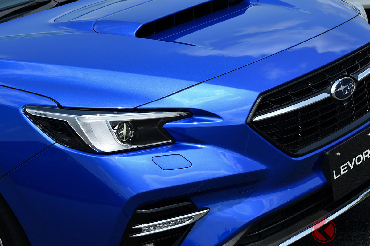 青が印象的なスバル車(レヴォーグ)