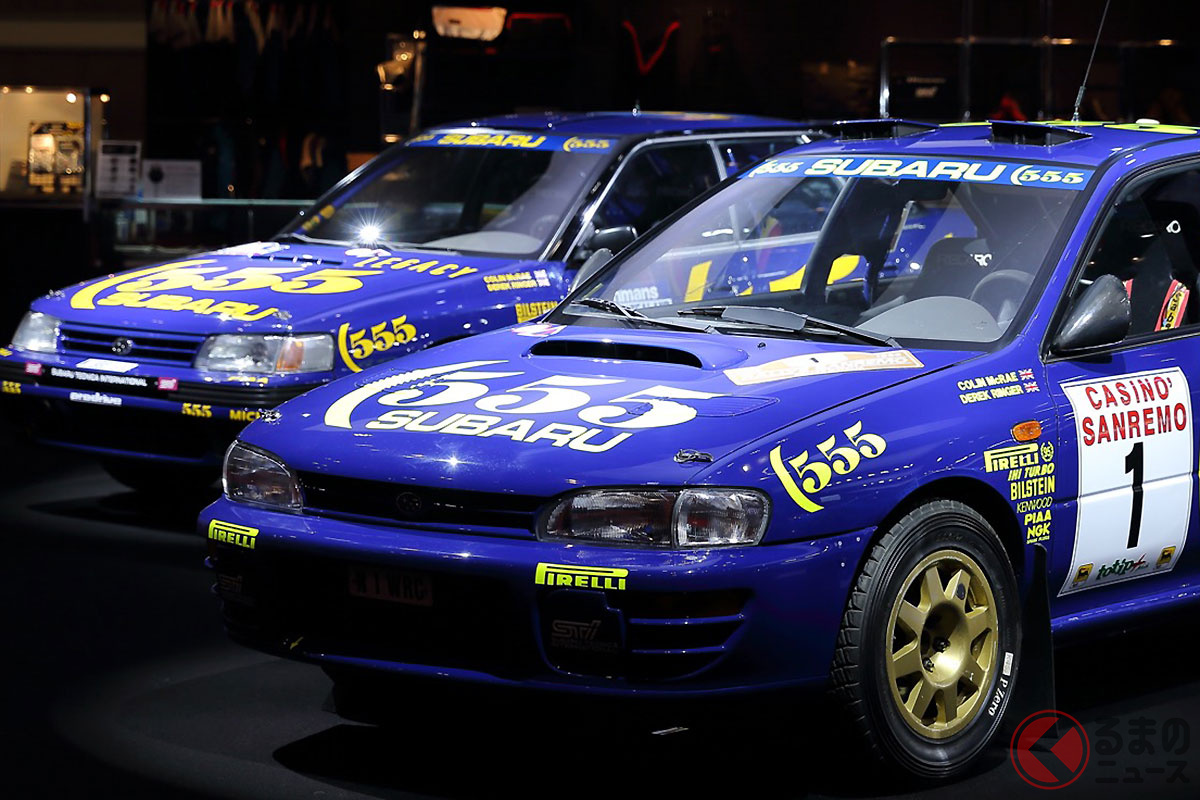 青地にイエローの555が描かれたラリーカー(インプレッサ/レガシィ)