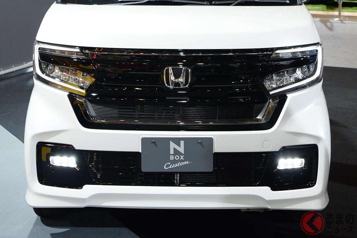 マイチェンでナンバープレート位置が中央に変更されたホンダ「N-BOX カスタム」
