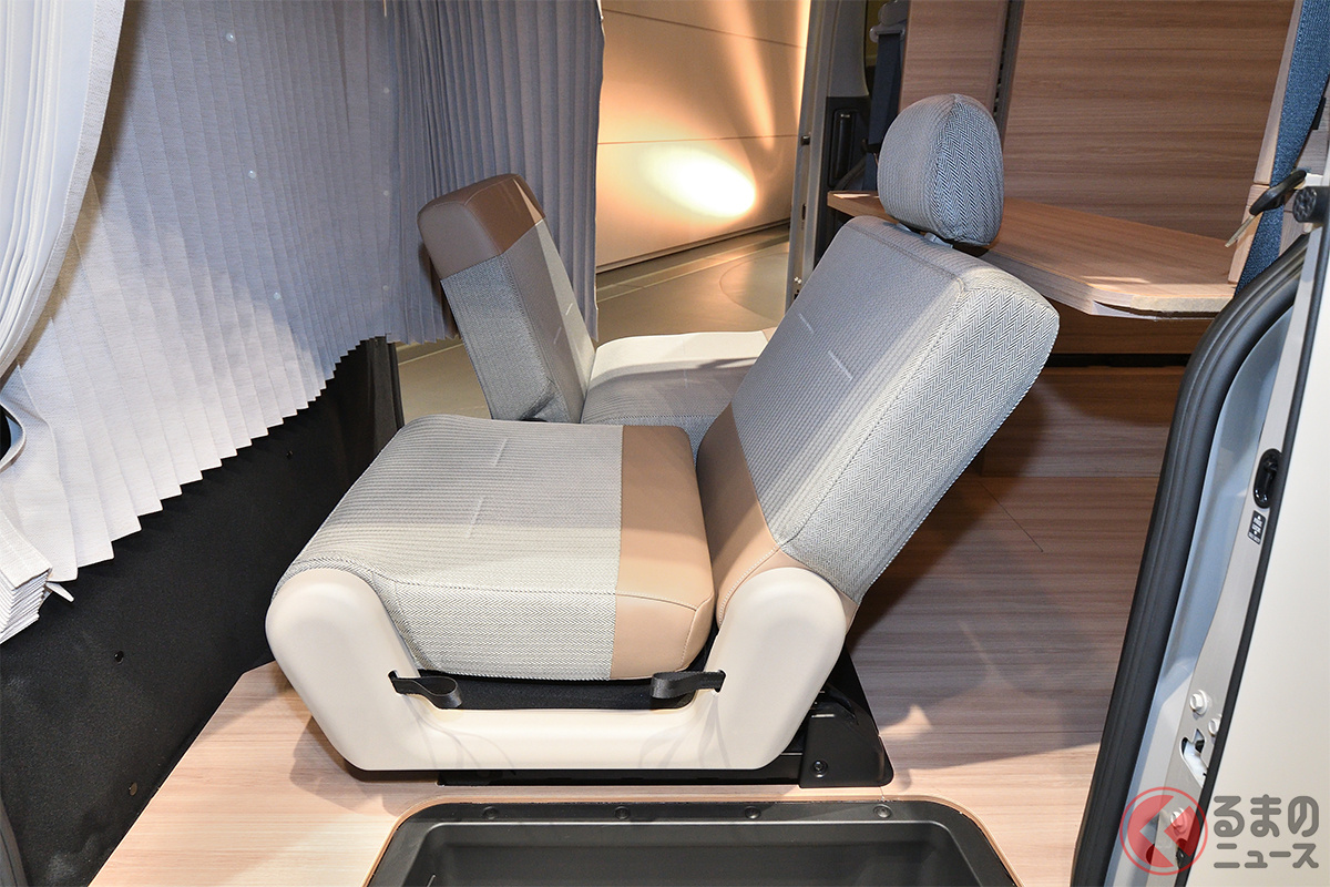 オリジナルで開発された「2in1シート」。写真のように座面をフラットに固定できるほか、走行時に快適な着座が出来るよう、座面角度を後ろに下げるモードもあります