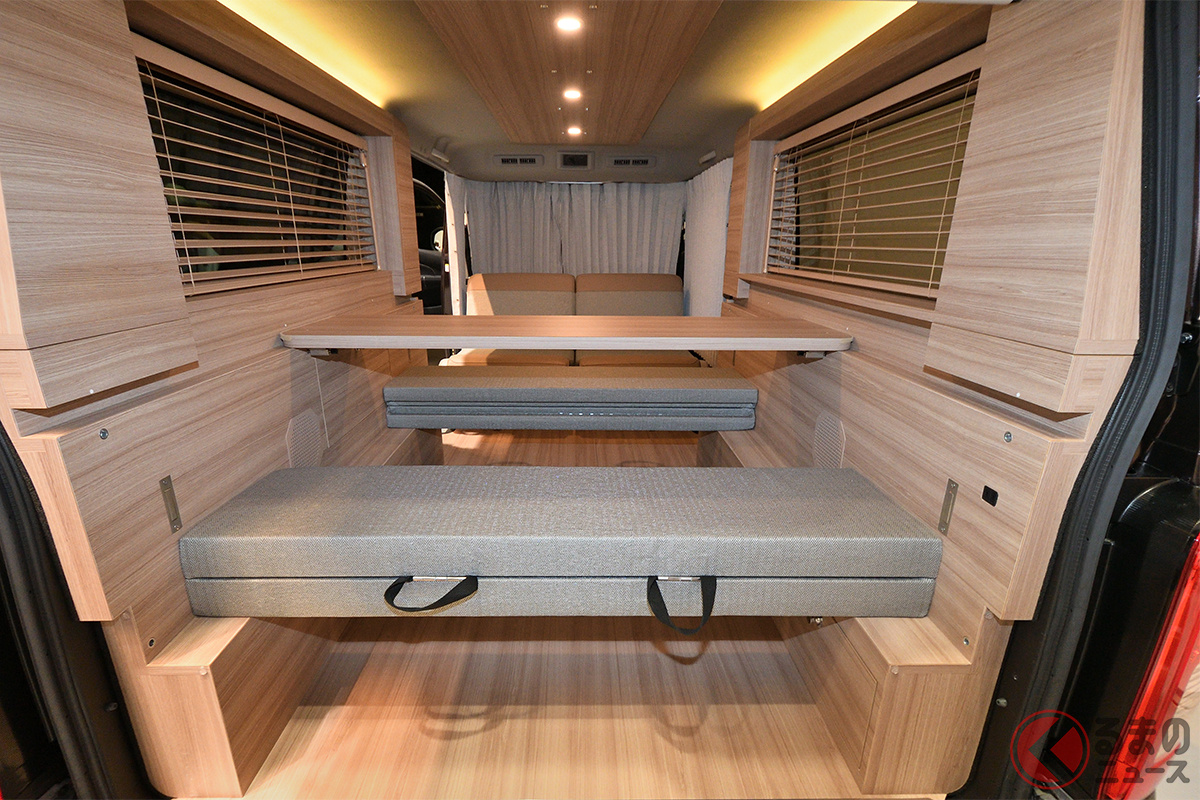 写真は 新型「キャラバン マイルーム・折りたたみベッド」仕様のインテリア