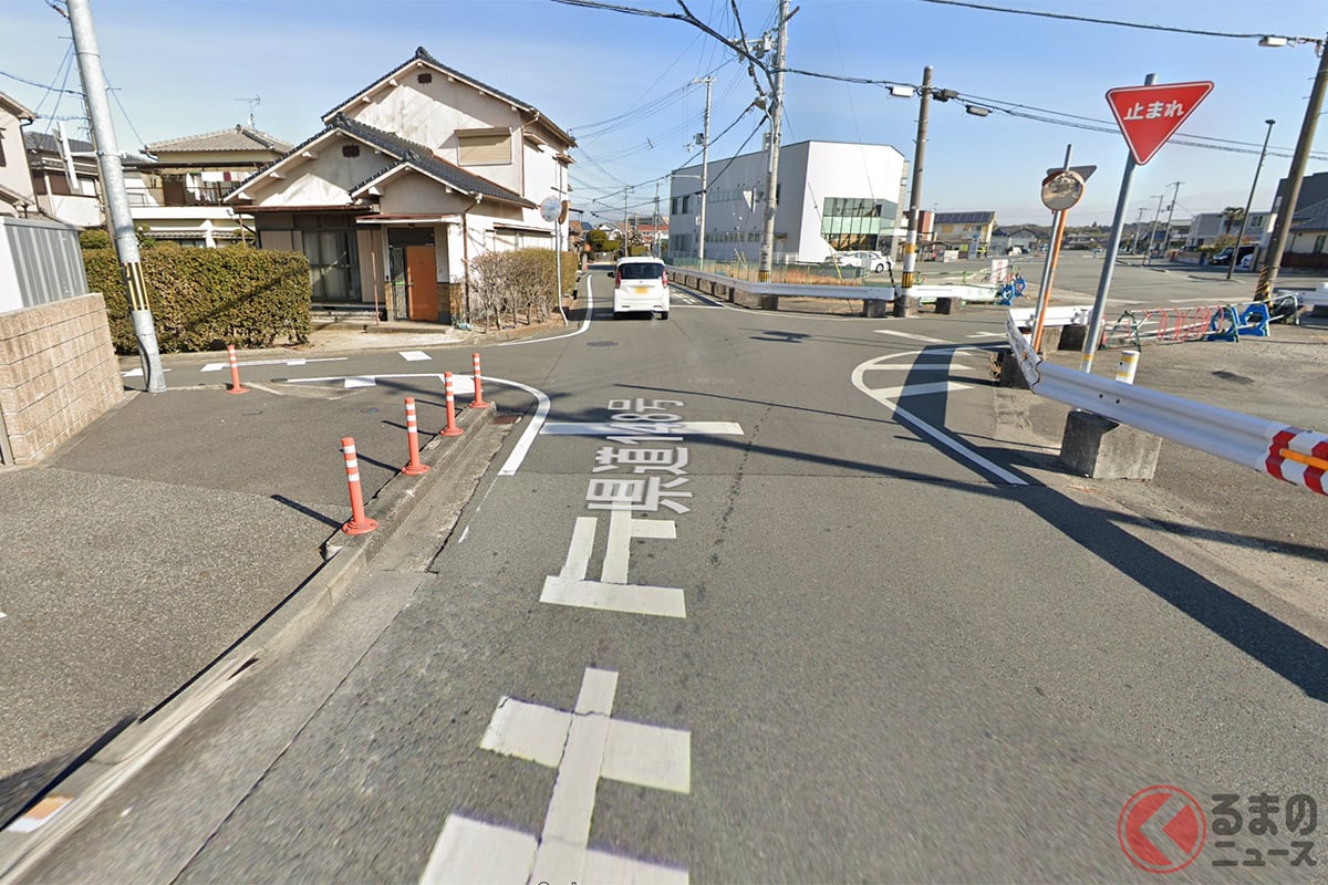 兵庫県に存在する全方向「止まれ」と書かれている十字路（(C) Google）