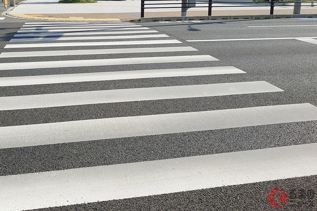 雨の日は道路の塗料が滑りやすくなる