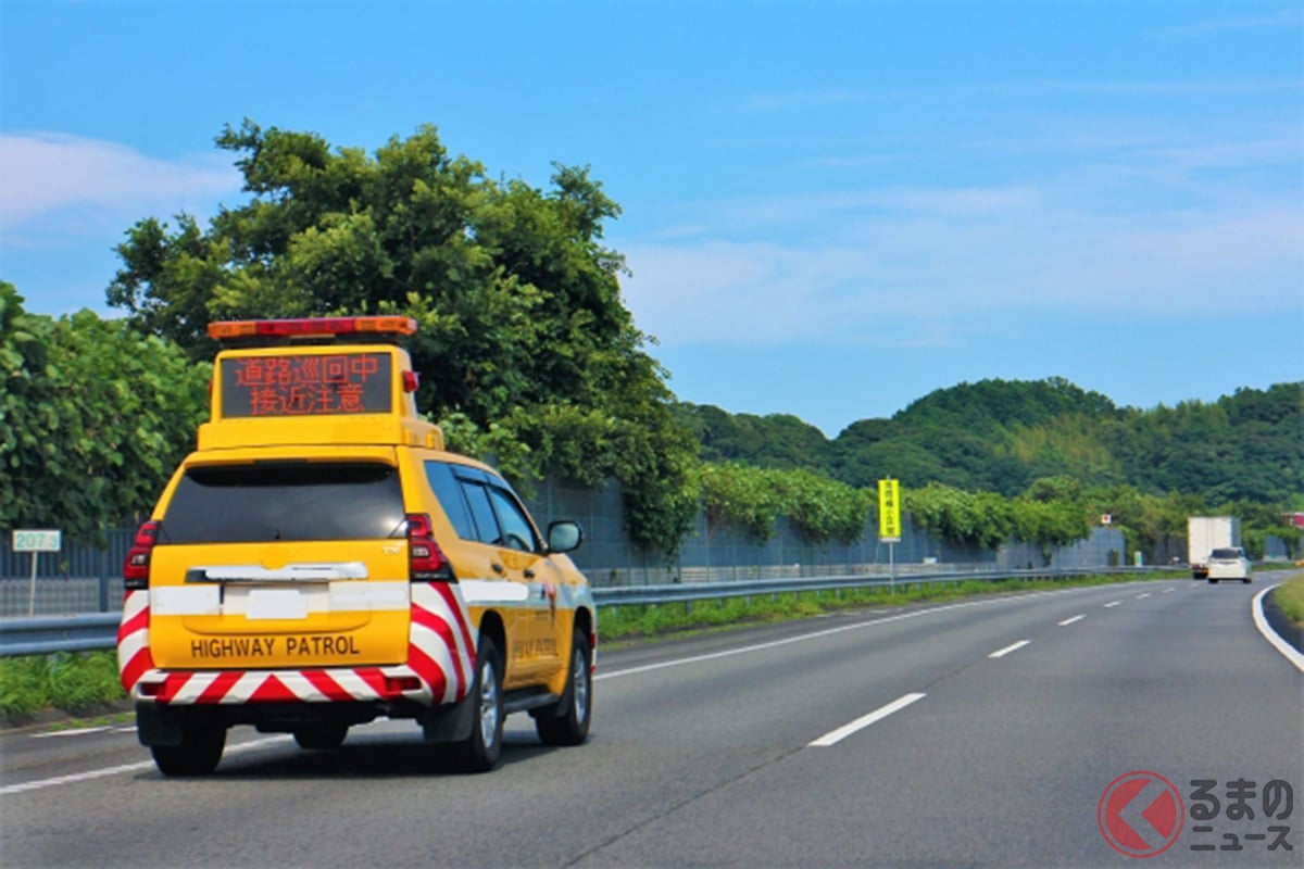 万が一のトラブル時に、高速道路巡回のパトロールカー隊員などへ情報を伝えるためにも「キロポスト」標識は役立ちます[画像はイメージです]