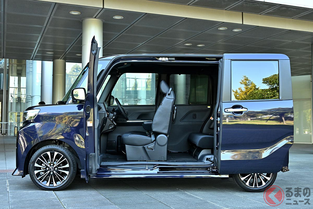 センターピラーレス仕様「ミラクルオープンドア」が採用されたダイハツ「タントカスタム」(2022年10月マイナーチェンジ)