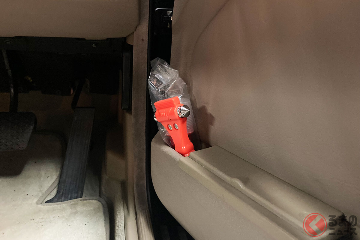 脱出用ハンマーは手の届く位置に備えておくと安心