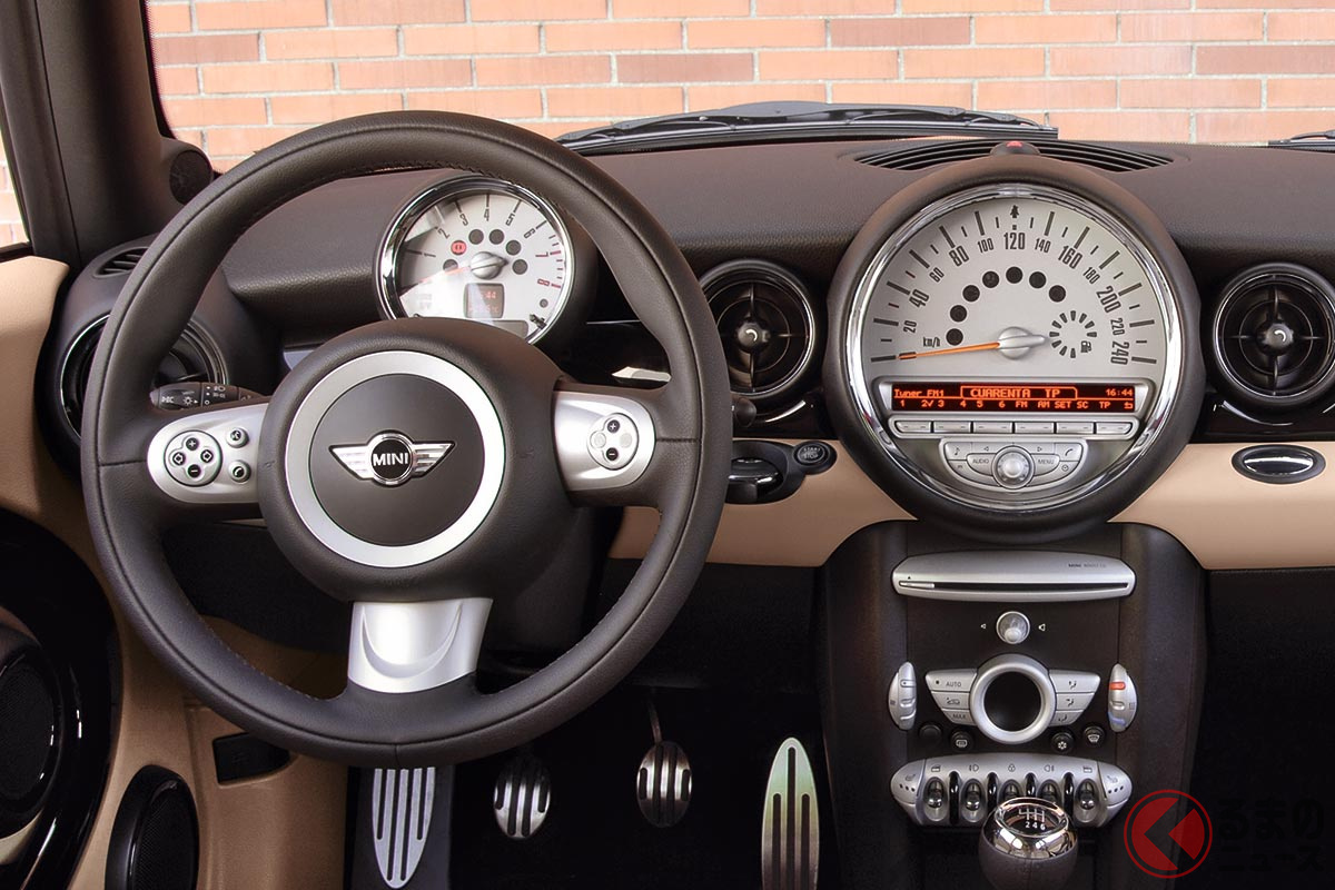メーターは中央、タコメーターは運転席前に配置される「ミニ クラブマン」(先代)