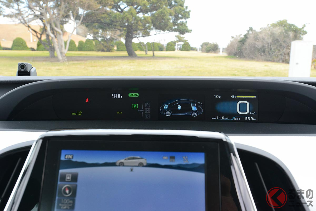 初代からセンターメーターを守り続けているトヨタ「プリウス」(4代目)