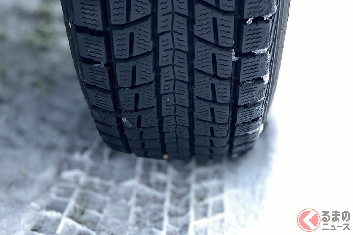 凍結路や雪道を走るにはスタッドレスタイヤが不可欠