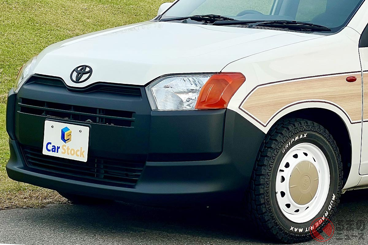 ウッドデカールでオシャレにイメチェンしたトヨタ「プロボックス」