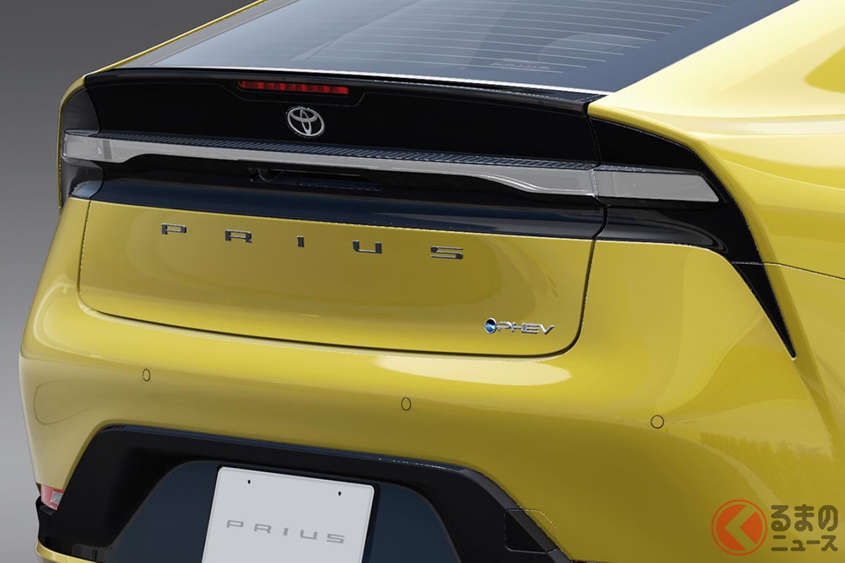 リアのロゴが主張するトヨタ新型「プリウス」