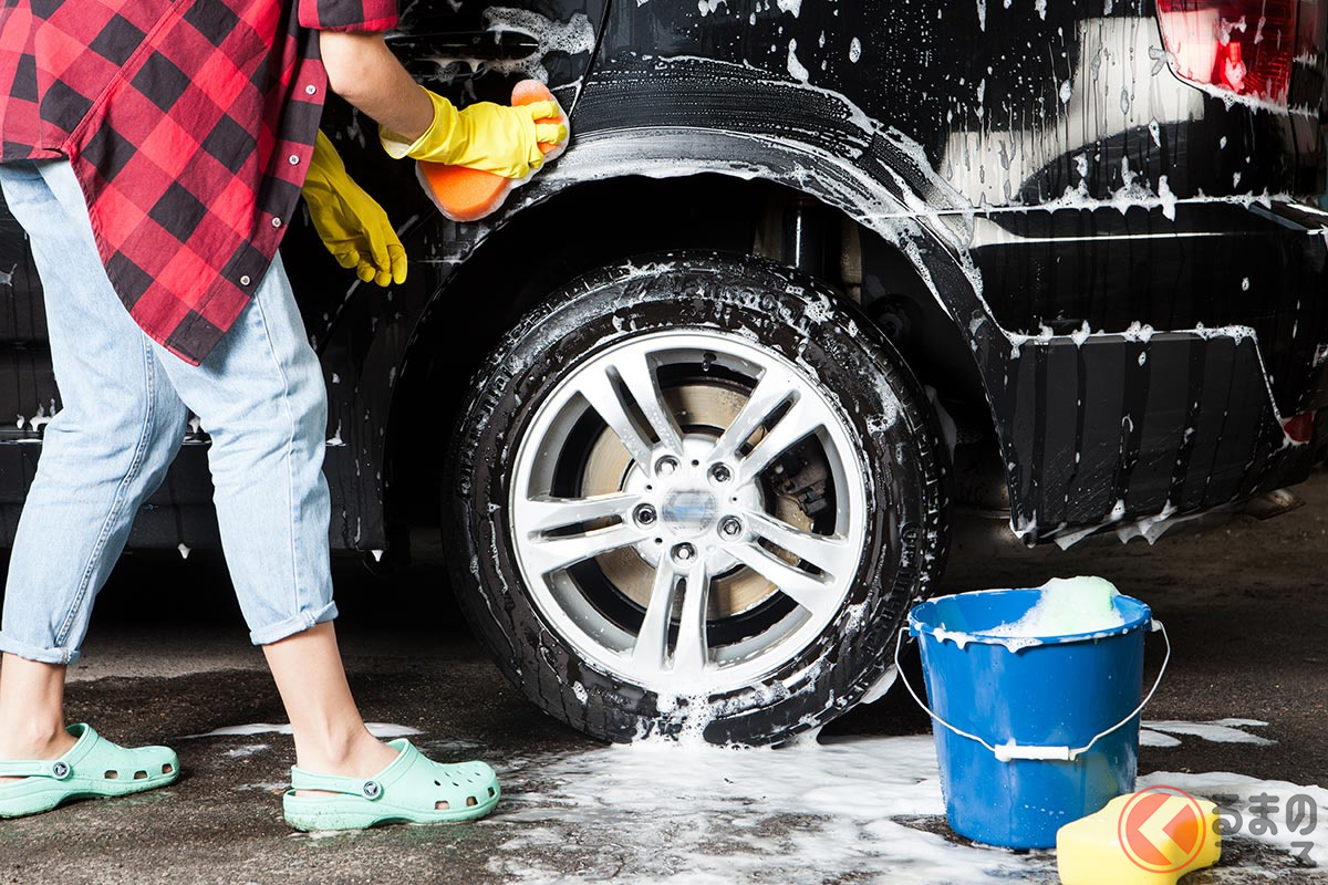 洗車で メラミンスポンジ なぜ使っちゃダメ 100円グッズを活用するクルマ掃除術とは くるまのニュース