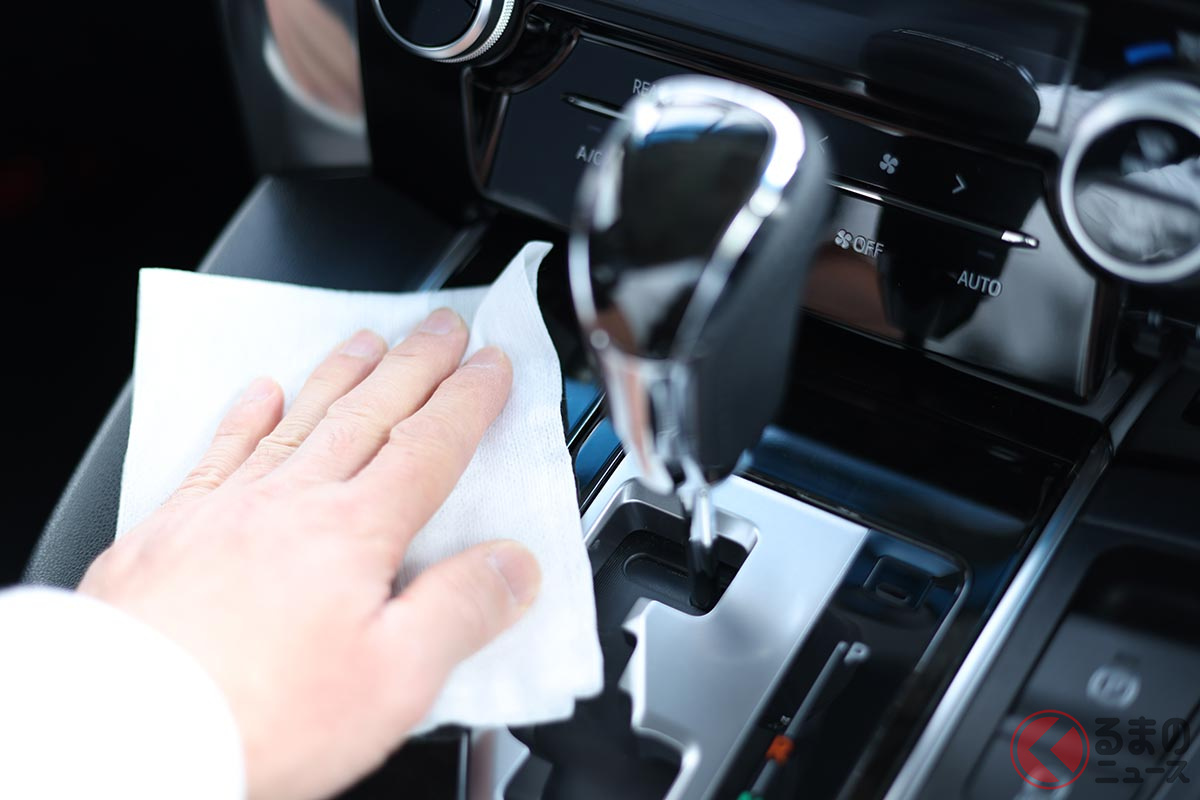 ピアノブラック内装にはマイクロファイバーが最適