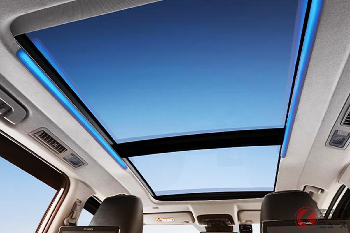 インドネシアで初公開されたトヨタ新型「イノーバ ゼニックス」に装備される大型サンルーフとイルミネーションライト