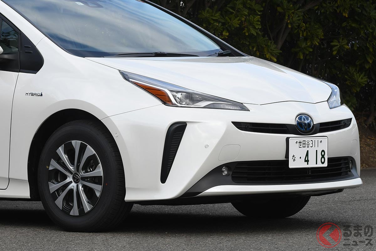 アルミホイール+ホイールキャップを装着するトヨタ「プリウス」(4代目)
