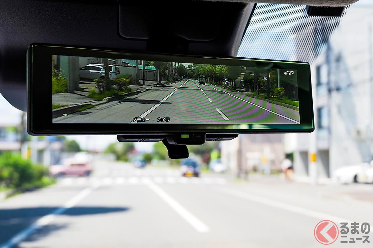 装着する人が増えているデジタルルームミラー