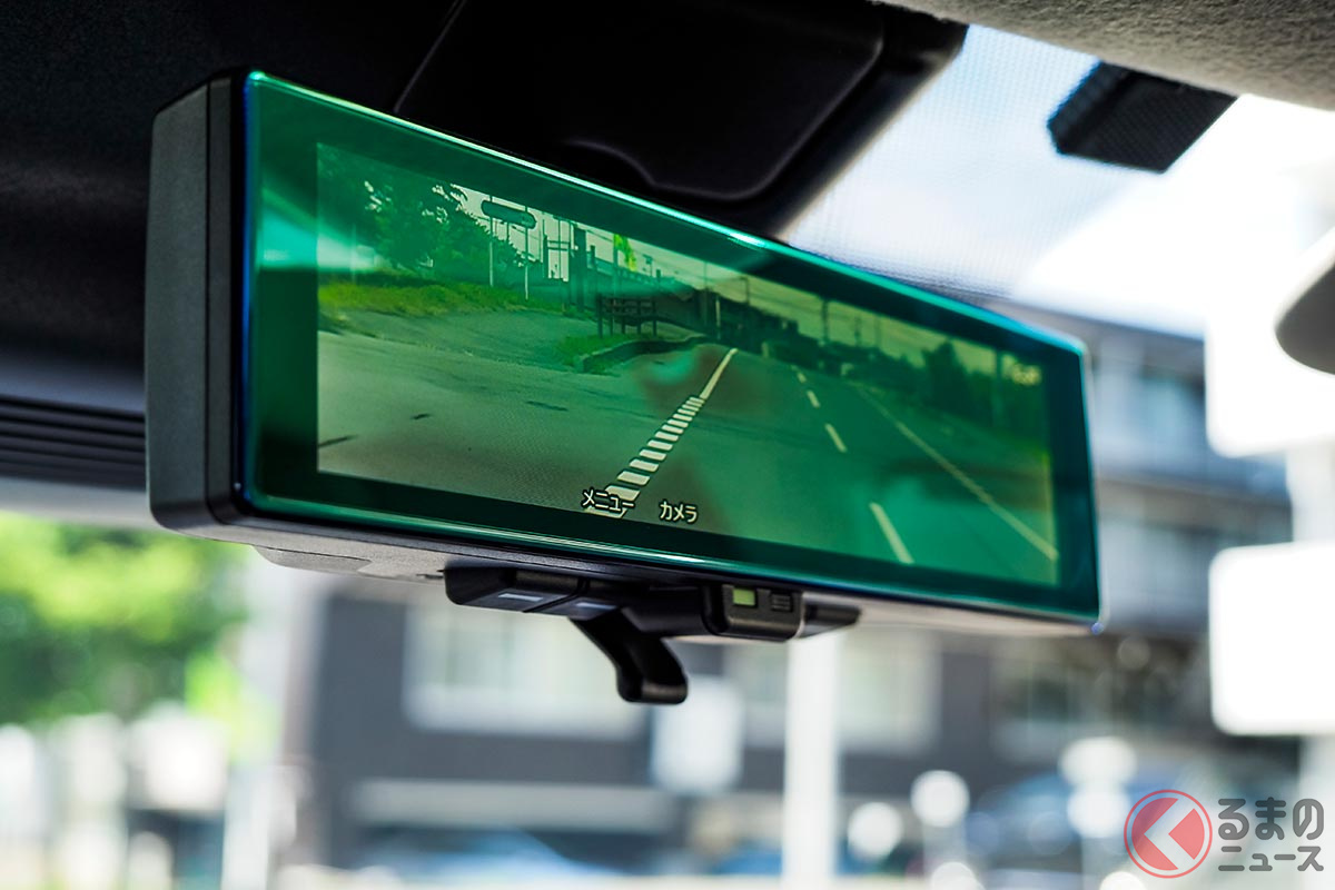 カメラの映像で後方確認できる「デジタルルームミラー」