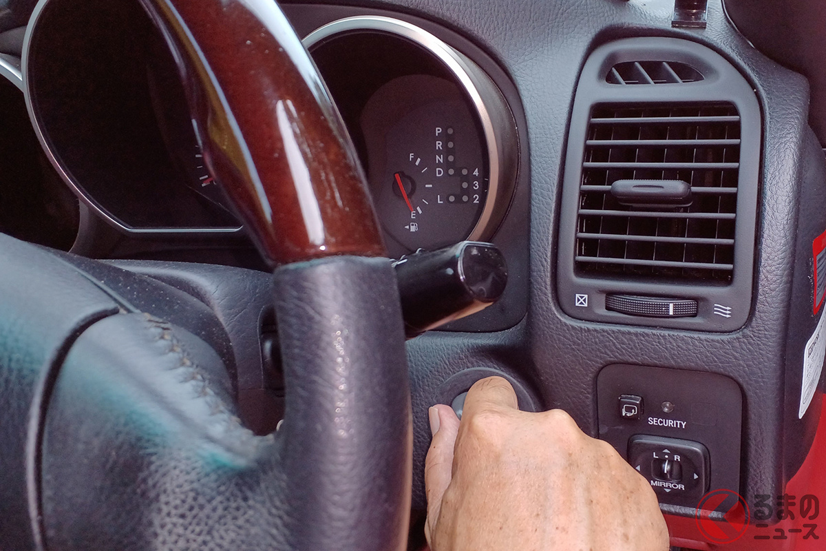 エンジンをかける時にカギを回す行為も今やほとんど見なくなってしまった…。(イメージ:写真AC)