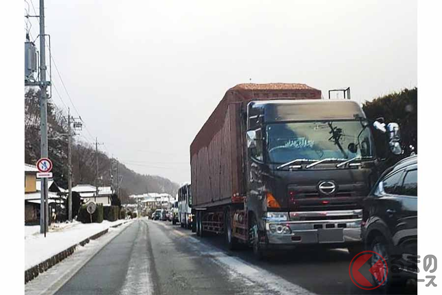 国道141号で発生した冬期スリップ事故による渋滞(画像:長野県)