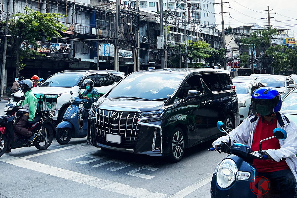 タイの街中を走るトヨタの高級ミニバン「アルファード」