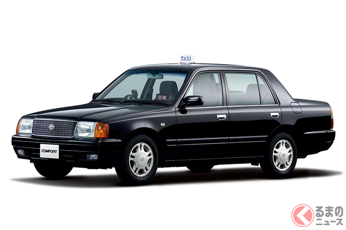 写真は「小型タクシー」仕様のトヨタ「コンフォート」。違いが分かりづらいですが「中型タクシー」仕様で全長が長い「クラウンコンフォート」もあります