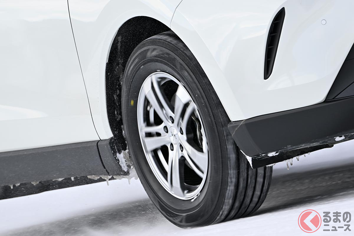 雪道や凍結路を走行するのに欠かせない「スタッドレスタイヤ」