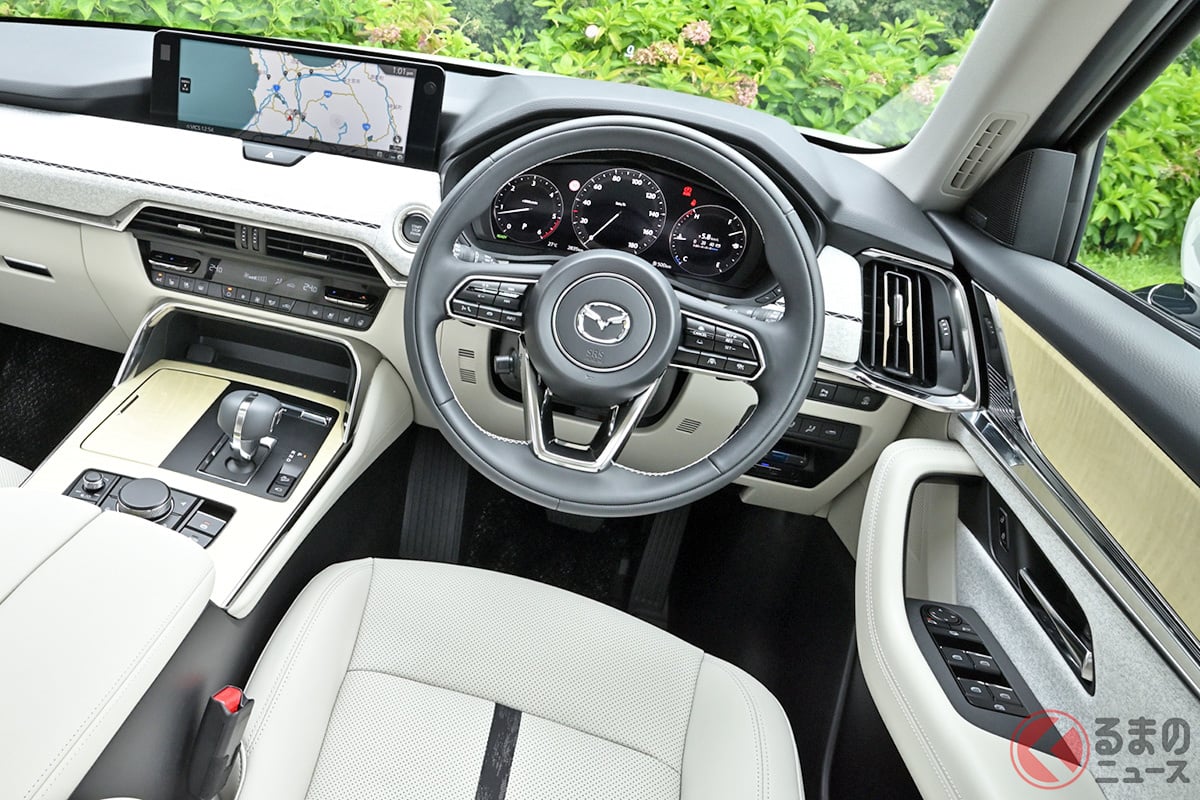 マツダ 新型CX-60の「オシャ」な上級内装「プレミアム モダン」は、ホワイト基調の明るい雰囲気が特徴です